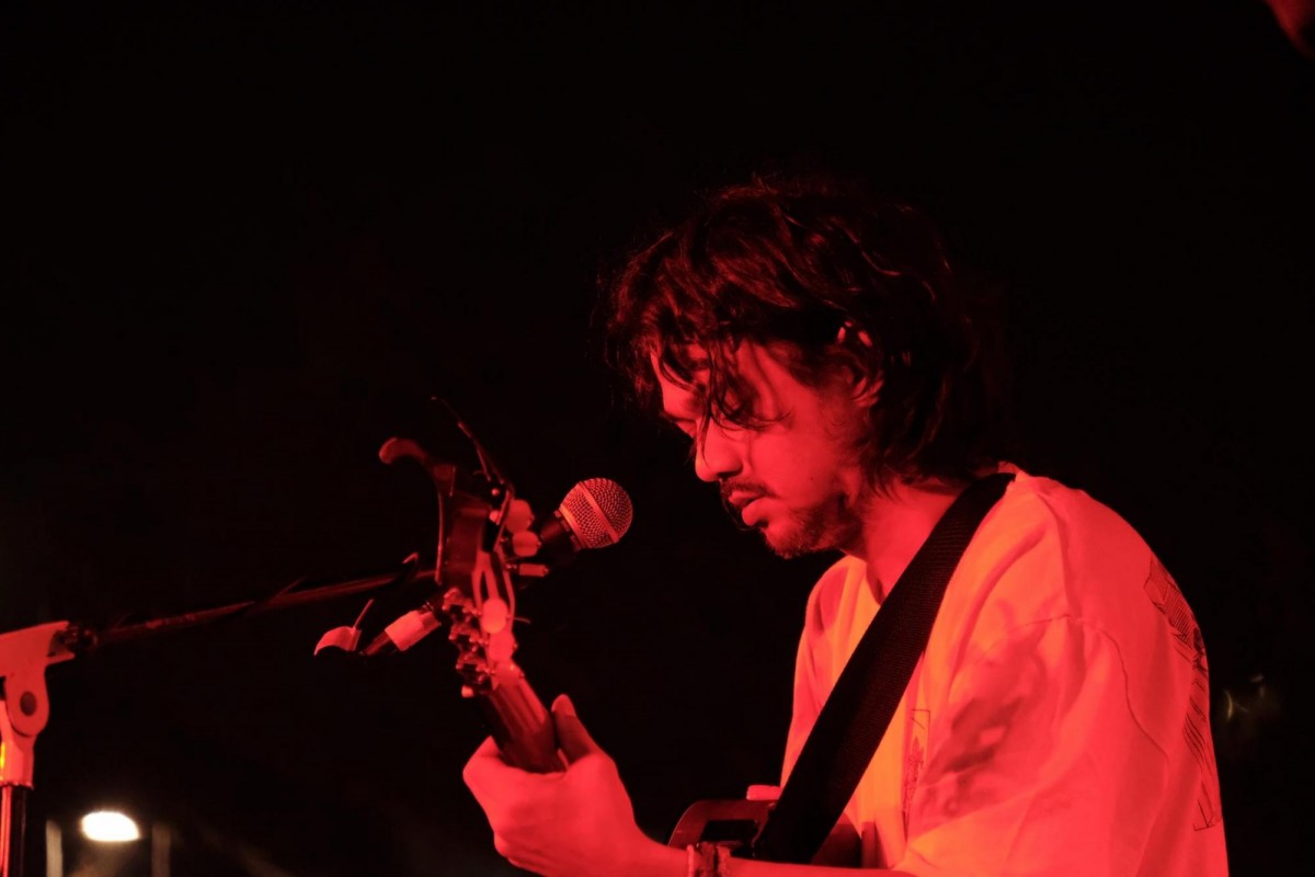 Dengan nuansa merah, Jason Ranti sangat menghayati saat bernyanyi